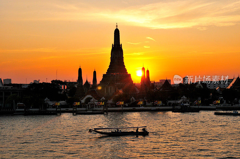 日落在Wat Arun(黎明寺)，曼谷